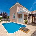 Lorenzo With Private Pool, 200m From The Beach, By Zantewize *