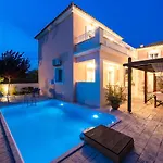 Βίλα Lorenzo With Private Pool, 200m From The Beach, By Zantewize *