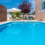 Βίλα Lorenzo With Private Pool, 200m From The Beach, By Zantewize