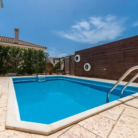 Lorenzo With Private Pool, 200m From The Beach, By Zantewize *