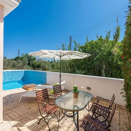 Βίλα Lorenzo With Private Pool, 200m From The Beach, By Zantewize