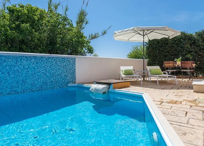 Lorenzo With Private Pool, 200m From The Beach, By Zantewize Литакия