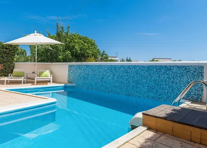 Вилла Lorenzo With Private Pool, 200m From The Beach, By Zantewize Литакия