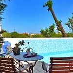 Lorenzo With Private Pool, 200m From The Beach, By Zantewize