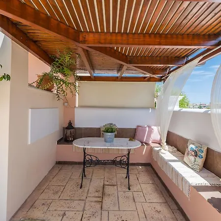 Вилла Lorenzo With Private Pool, 200m From The Beach, By Zantewize Литакия
