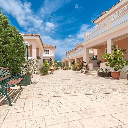 Lorenzo With Private Pool, 200m From The Beach, By Zantewize *