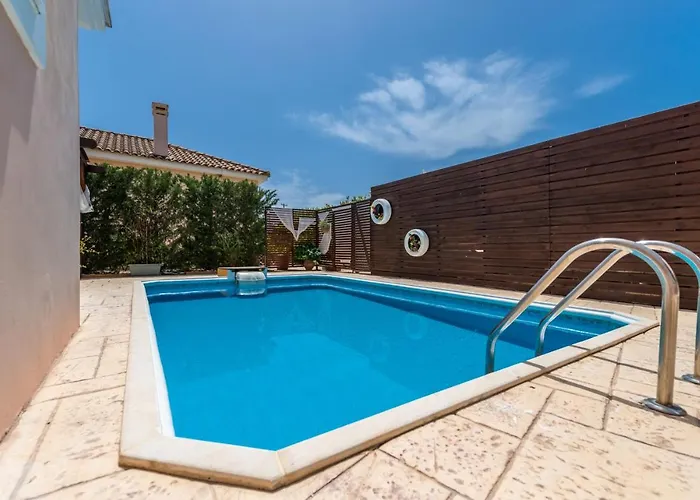Lorenzo With Private Pool, 200m From The Beach, By Zantewize *